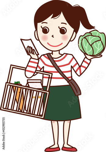 買い物かごとキャベツ持ち、メモを見る女性。