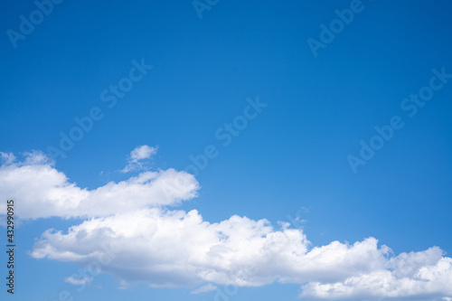 Fototapeta Naklejka Na Ścianę i Meble -  【空】白い雲と青空【背景】