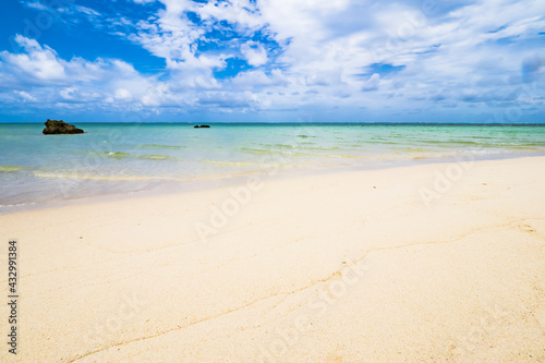 Fototapeta Naklejka Na Ścianę i Meble -  沖縄　宮古諸島 下地島の１７エンド ありえないほど美しい海と幻のビーチ