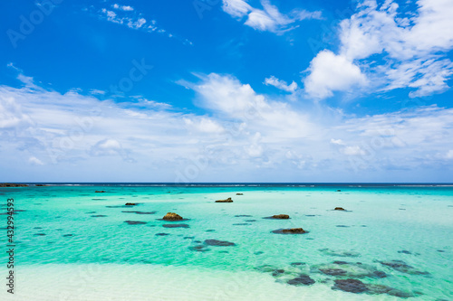 Fototapeta Naklejka Na Ścianę i Meble -  沖縄　宮古諸島 下地島の１７エンド ありえないほど美しい海と幻のビーチ