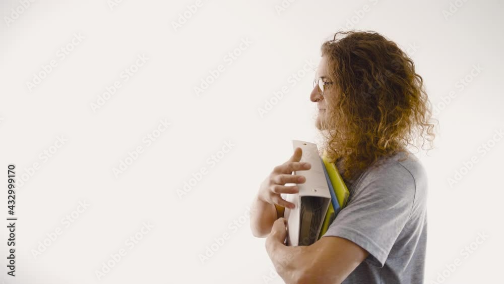 Jeune, homme, fourniture travail, classeur, pochette, fond blanc, isolé, Français, européen, blond, australien, cheveux long, friser, croix suivit de mouvement,  jaune, beau, beauté, paradis, 