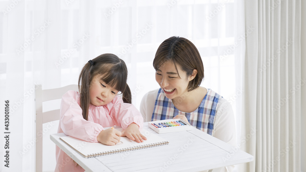 保育園 幼稚園 先生 子供 園児 女性 育児 子育て お絵描き Stock Photo Adobe Stock