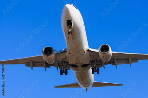 下から見上げた飛行機の胴体