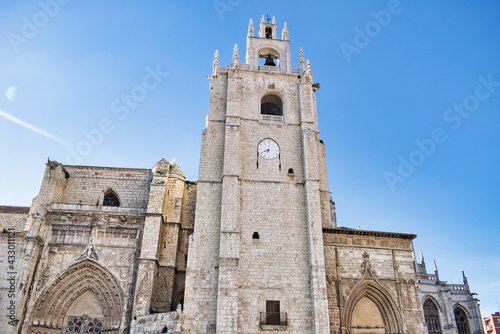 Campanario y fachada catedral de Palencia siglo XIV vista desde la plaza de la Inmaculada