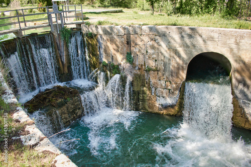 Cataratas de agua en el puente de esclusa de Viñalta del canal de Castilla en la provincia de Palencia, España photo