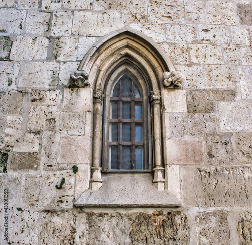 Detalle ventana en arco angular de estilo gótico en la catedral de Palencia, España © David Andres