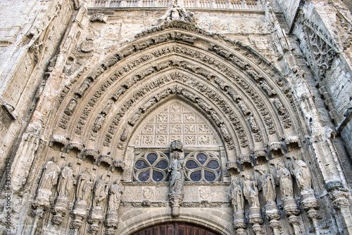 Detalle y primer plano pórtico puerta del obispo en la catedral de Palencia, España
