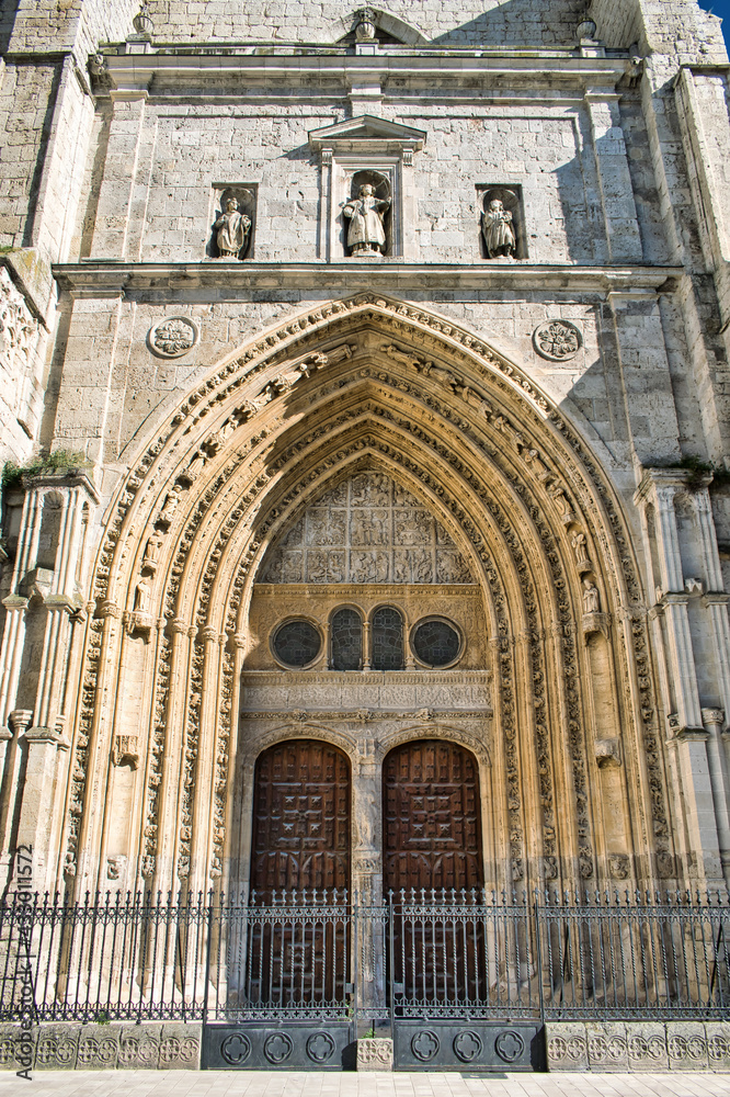 Fotografía vertical fachada de San Juan y portada de los reyes, catedral de Palencia, España