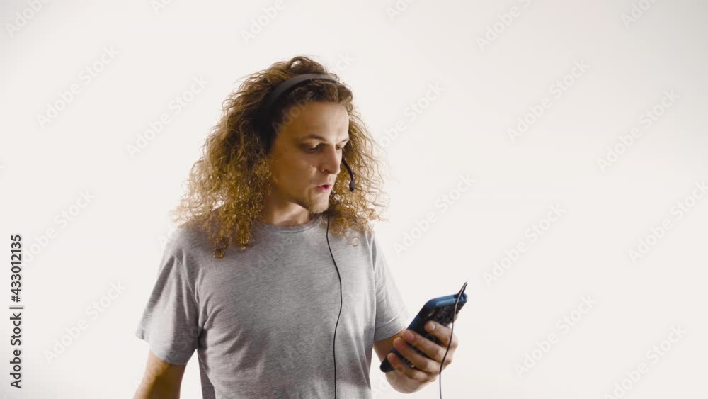 jeune, homme, operateur, téléphonique, téléphone portable, smartphone, fond blanc, isolé, français, européen, blond, australien, cheveux long, bouclée, friser, croix suivit de mouvement, jaune, beau, 