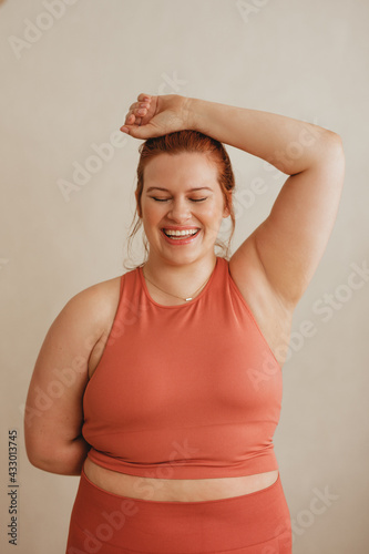 Foto Plus size looking happy after workout session