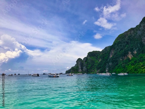 Smaragdgrünes Meer in Thailand mit Speedbooten und Vulkaninseln bei bestem Wetter © Ron