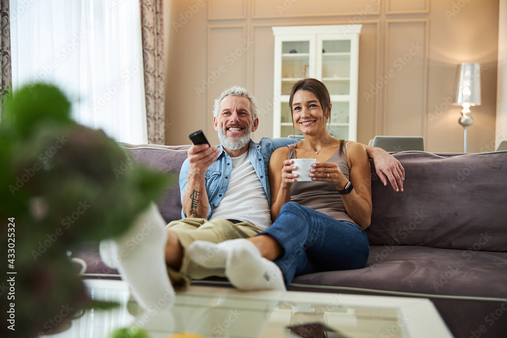 Obraz premium Delighted senior male person embracing his girlfriend