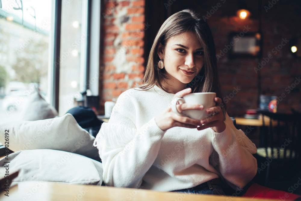 Optimistic woman drinking coffee while resting - obrazy, fototapety, plakaty 