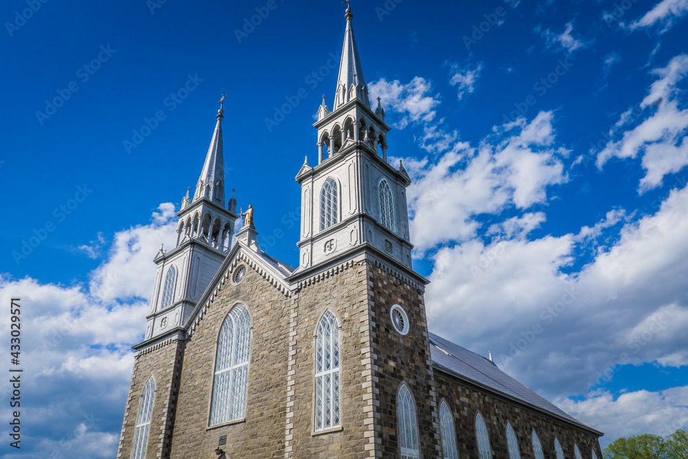 Obraz premium the 19th century church of the small town of Saint Roch des Aulnaies in Quebec (Canada)