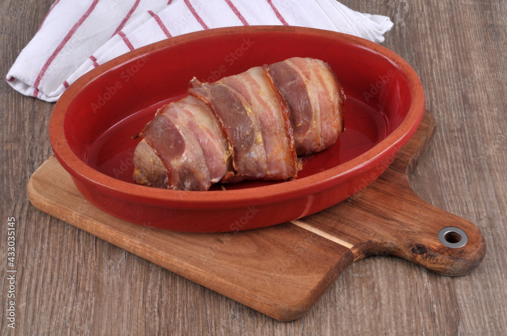 Filet mignon de porc bardé de lard dans un plat en gros plan Stock