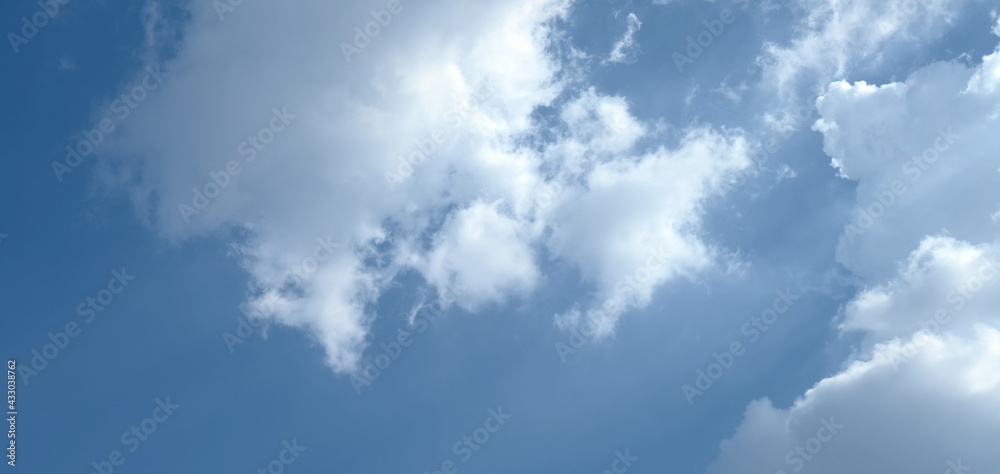 Fototapeta premium Beautiful skies in winter afternoons.Blue sky background with clouds 