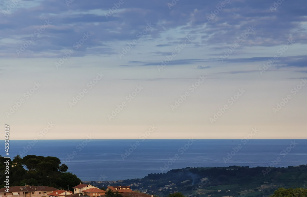 Mare Adriatico visto dall’alto delle colline
