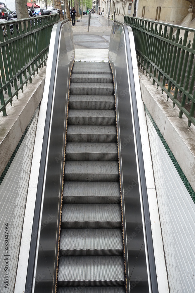 Sortie de métro en escalier roulant Sortie de métro en escalier roulant