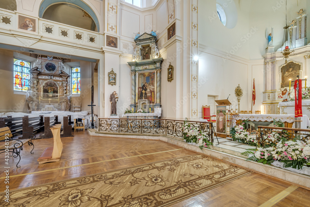 Obraz premium interior of old baroque catholic church with frescoes, icons, paintings. Columns, ceiling and vaulting