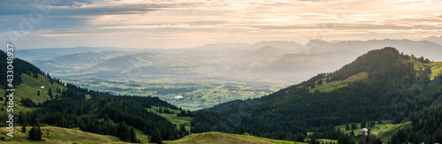 Panorama-Blick übers Gürbetal und Stockental an einem Sommermorgen