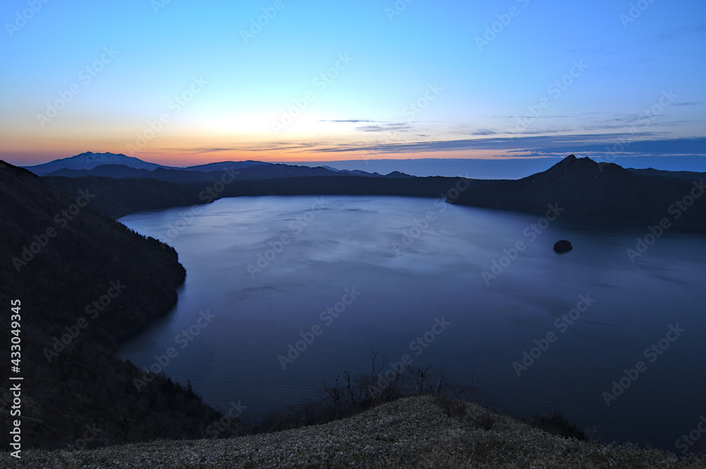 夜明けの薄明の湖。日本の北海道の摩周湖。