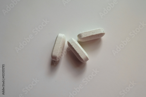 Simple three white caplets of kelp dietary supplement
