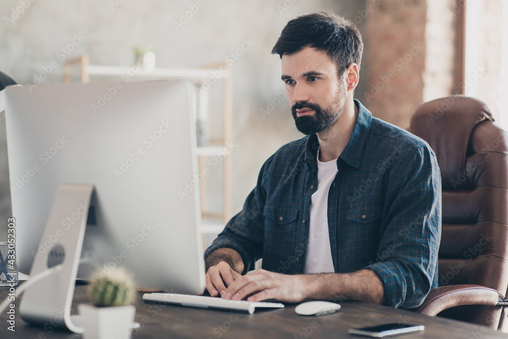 Photo portrait of working developer browsing information in internet sitting in workstation Photo portrait of working developer browsing information in internet sitting in workstation