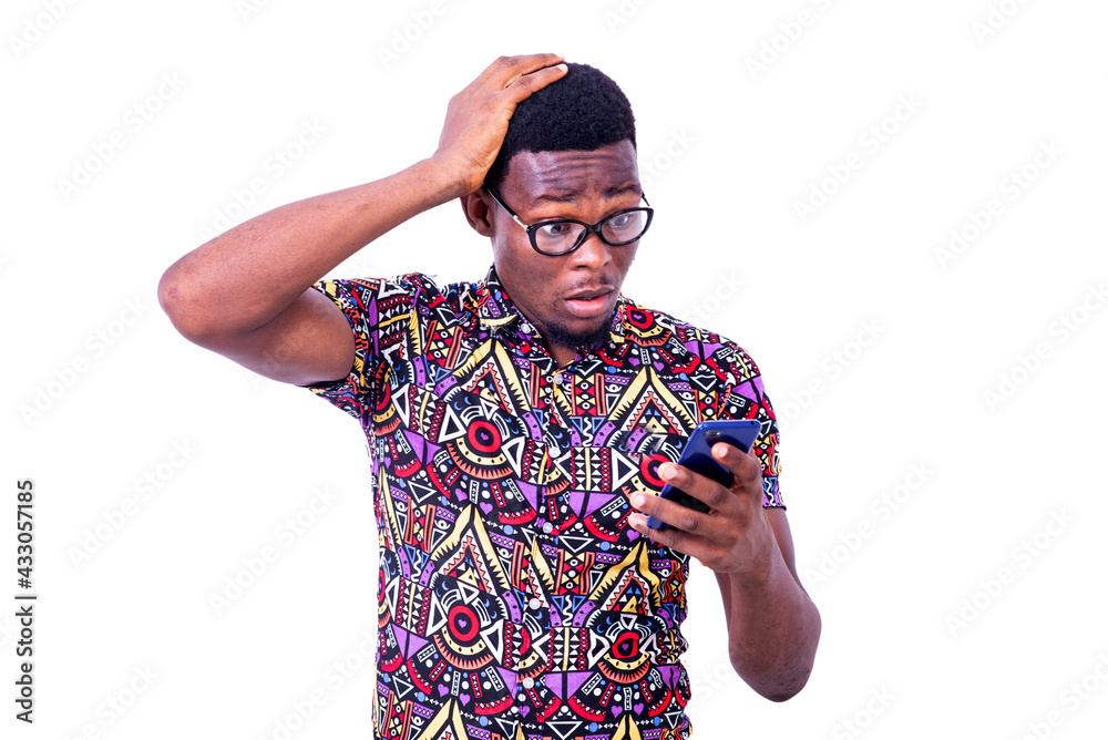 Naklejka premium surprised young man looking at cellphone screen.