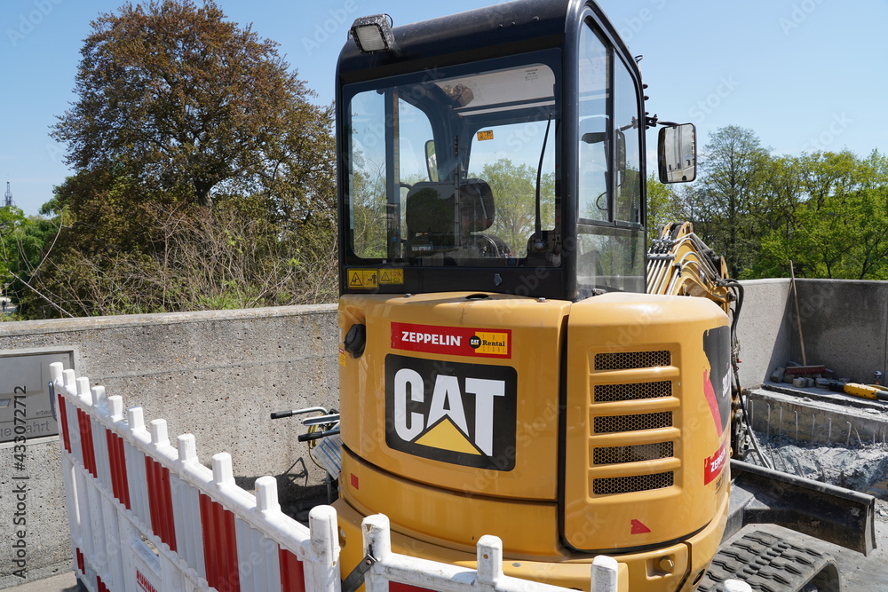 Caterpillar Cat 302.7D CR Minibagger von Zeppelin Rental auf einer