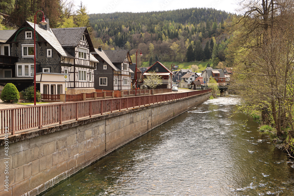 Fototapeta premium Romantisches Schwarzatal; An der Schwarza in Mellenbach-Glasbach (Blumenau)