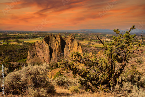 Φωτογραφία Sage brush, a juniper tree and ome of the giant rock outcroppings in Smith Rock State Park near Terrebonne, Oregon
