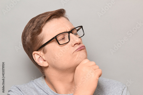 Foto Portrait of funny thoughtful blond mature man with glasses