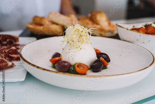 Fototapeta Naklejka Na Ścianę i Meble -  Excelente version gourmet de una ensalada caprese hecha con mozarella de bufala