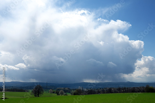 Regenfront mit Regenzelle bei blauem Himmel über dem Neuwieder Becken und Koblenz mit Hunsrück und Eifel - Stockfoto