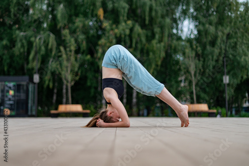 Fototapeta Naklejka Na Ścianę i Meble -  Girl practice yoga and meditation in the city.