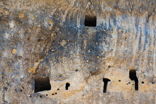 Détail des ouvertures percées dans la falaise aux Eyzies de Tayac en Dordogne, France