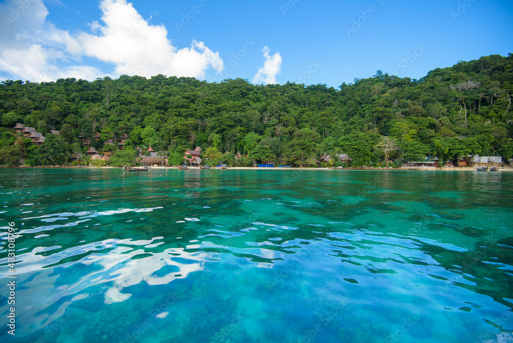 Obraz premium Beautiful view landscape of tropical beach , emerald sea and white sand against blue sky, Maya bay in phi phi island , Thailand