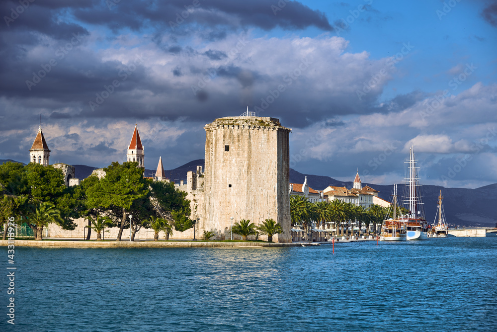 Trogir in Kroatien, Hafeneinfahrt mit Wachturm