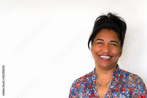 femme souriante noir métisse mauricienne voyage photo