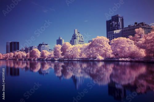 USA Amerika Hochhäuser Wolkenkratzer einer Stadt in Frühlings Atmosphäre mit Rosa Blüten und Blättern an den Bäumen in Mannhatten 