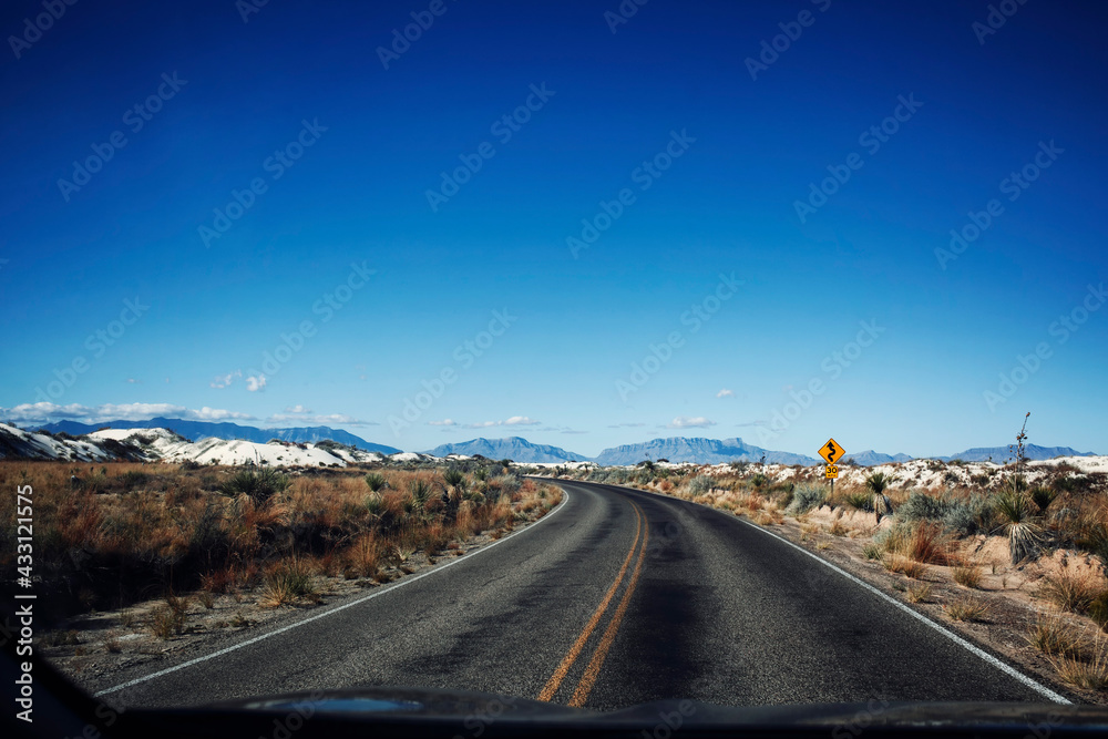 Highway Amerika USA lange breite Straße mit Straßenschild schneebedeckten Bergen im Hintergrund