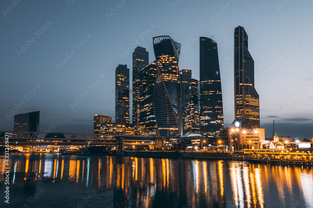 Obraz premium Skyscrapers of Moscow City business center and Moscow river in Moscow at night, Russia