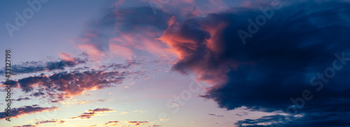 Dramatisch beleuchtetes Wolkengebilde © Kostas Koufogiorgos
