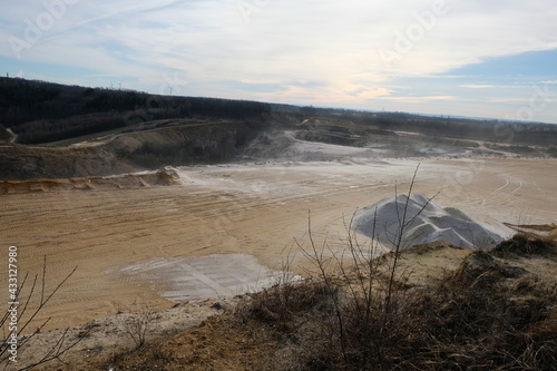 FU 2021-02-14 Quarzwerk 4 Blick auf Sandhaufen in einem Tagebau