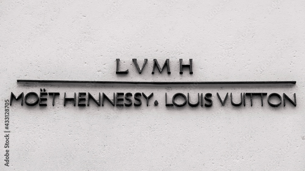 Enseigne / logo de la célèbre entreprise française LVMH (Moët