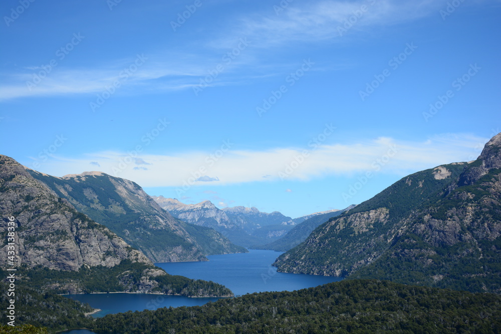 Vista del Lago Nahuel Huapi rodeado de montañas y bosque en Bariloche, Argentina