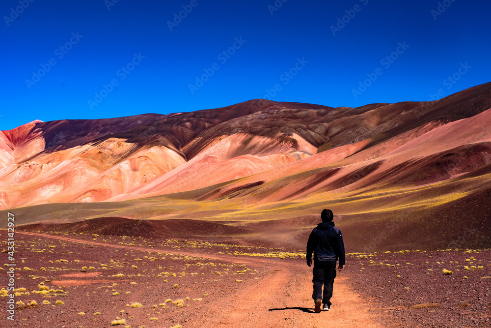 Hombre caminando solitario por las montañas camino a Laguna Brava en la Provincia de La Rioja