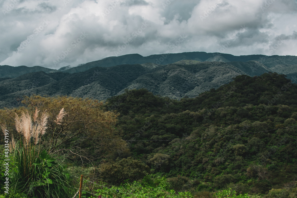 Fototapeta premium Montañas con luces y sombras 