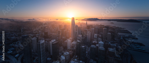 Widok na panoramę San Francisco o zachodzie słońca