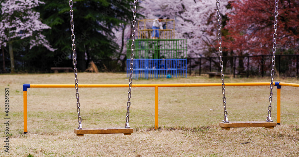 Fototapeta premium 春の公園のブランコ